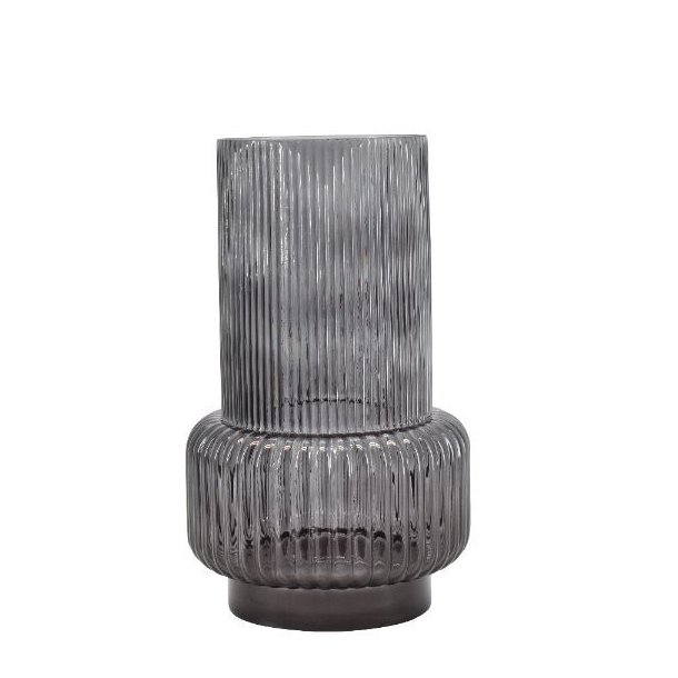 gr�-mila-retro-vase-glas-riflet En fritlagt, h�j og cylinderformet retro glasvase i en r�ggr�, transparent farve. Vasen har et gennemg�ende lodret rifleet m�nster og en karakteristisk, bredere rund detalje i bunden lige over den m�rke fod. St�rrelse: H30 / D13 cm.