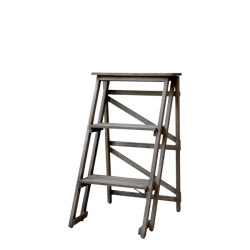 Naturfarvet dekorationsstige i grantr� med tre hylder, vist fra fronten som et isoleret produktbillede.