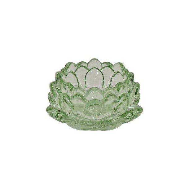 groen-fyrfadsstage-glas-aaben-lotus En fritlagt rund fyrfadsstage i gennemsigtigt gr�nt glas, formet som en fin, �ben lotusblomst med spidse, lagdelte glasblade, der folder sig ud til siderne.