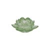 groen-fyrfadsstage-glas-hoej-lotus-skal En fritlagt rund fyrfadsstage i gennemsigtigt gr�nt glas, udformet som en dyb, t�t lotusblomst med opretst�ende, afrundede glasblade i flere lag, der danner en t�t sk�l omkring lyset.