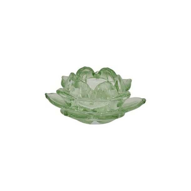 groen-fyrfadsstage-glas-hoej-lotus-skal En fritlagt rund fyrfadsstage i gennemsigtigt gr�nt glas, udformet som en dyb, t�t lotusblomst med opretst�ende, afrundede glasblade i flere lag, der danner en t�t sk�l omkring lyset.