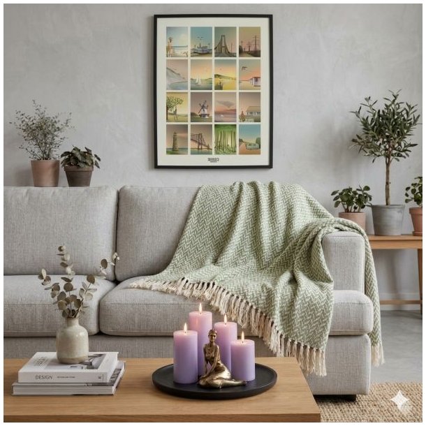 Et firkantet milj�billede af en gr�n plaid med hvidt sildebensm�nster og dekorative frynser, der er kastet henover rygl�net p� en lys gr� sofa. P� sofabordet i forgrunden st�r et sort fad med lilla bloklys og en lille bronzefigur, mens baggrunden prydes af gr�nne planter og et indrammet kunstv�rk p� v�ggen, hvilket skaber en hyggelig og moderne stueatmosf�re.