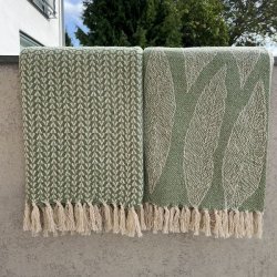 To m�nstrede gr�nne bomuldsplaider vist sammen for at illustrere bladm�nsteret og trekantm�nsteret.