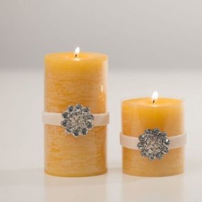 Gult bloklys med diamant og hvidt velourb�nd &ndash; 2 st�rrelser