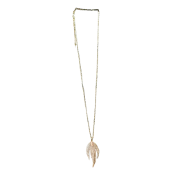 N�rbillede uden baggrund af den elegante La Vida guldhalsk�de og det romantiske trebladede vedh�ng med rosa sten.