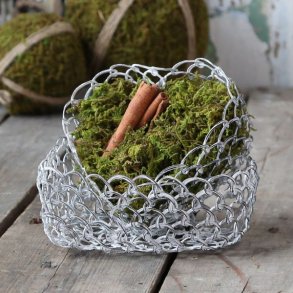 Lille hjerteformet kurv i hvidt metalnet til blomster og gravsted.