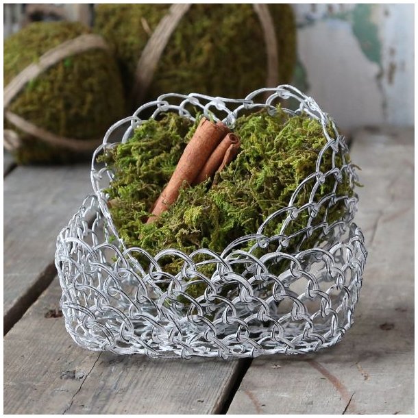Lille hjerteformet kurv i hvidt metalnet til blomster og gravsted.