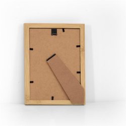 Bagsiden af 13x18 bambusrammen i MDF, der viser st�ttefoden til opstilling og de sm� oph�ngsbeslag.