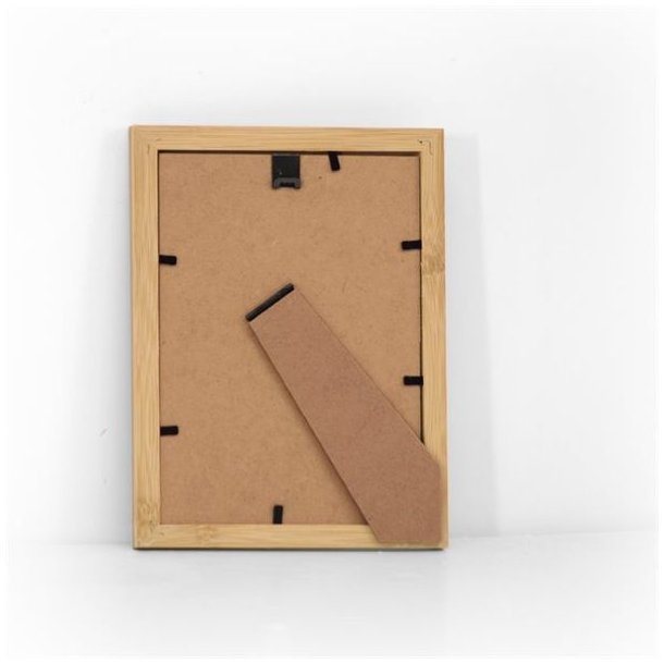 Bagsiden af 13x18 bambusrammen i MDF, der viser st�ttefoden til opstilling og de sm� oph�ngsbeslag.