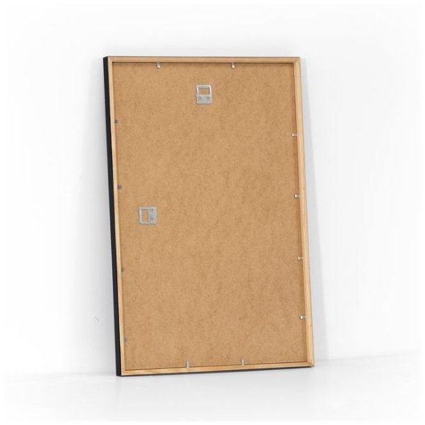 Bagsiden af den sorte A3 ramme viser MDF-pladen og de st�rke beslag til b�de vandret og lodret oph�ng.