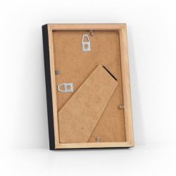 Bagsiden af den sorte 10x15 ramme i MDF med st�ttefod til bordplacering og beslag til oph�ng.