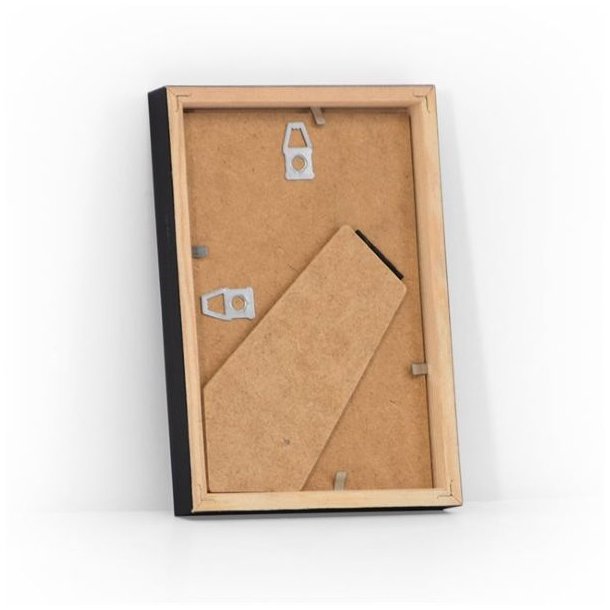 Bagsiden af den sorte 10x15 ramme i MDF med st�ttefod til bordplacering og beslag til oph�ng.