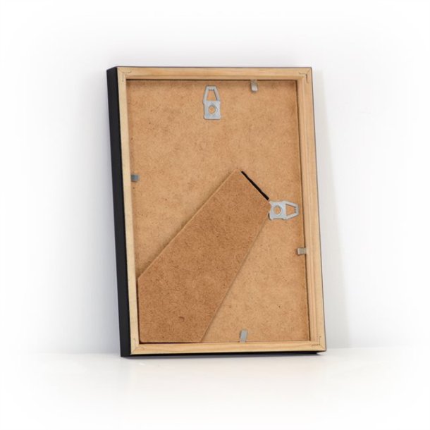 Bagsiden af den sorte 13x18 ramme i MDF, der viser st�ttefoden til bordplacering og beslag til oph�ng.