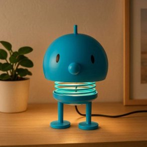 Stor bl� Hoptimist Bimble lampe placeret i en stue.