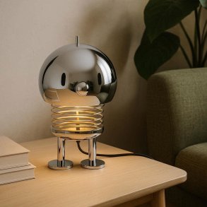 Stor Hoptimist Bimble lampe i skinnende chrome finish p� et bord.  Interne s�geord: