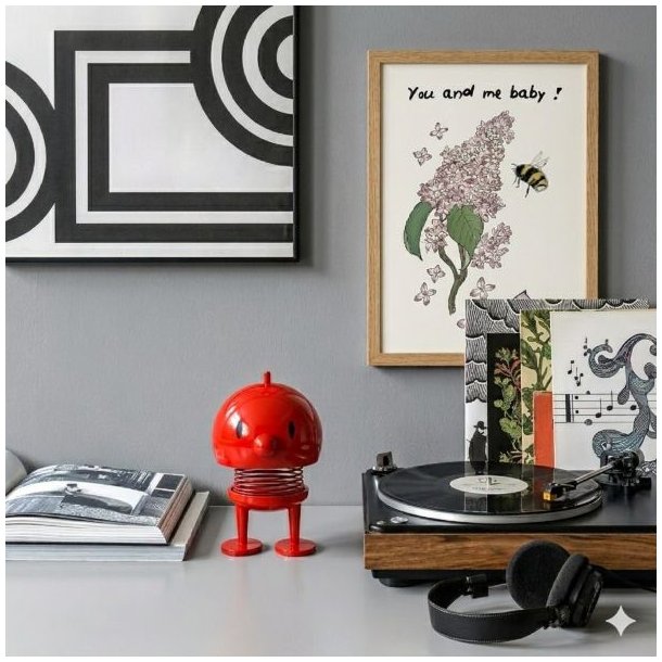 hoptimist-bumble-large-roed-pladespiller-hygge-miljoe Firkantet stemningsbillede af en hylde. Her ses en stor, r�d Bumble Hoptimist med begge �jne �bne, der st�r ved siden af en vintage pladespiller med hovedtelefoner og flere vinylplader. I baggrunden ses en stor sort/hvid grafisk plakat og en mindre plakat med en bee og syrener, der understreger den hyggelige og retro-inspirerede indretning.