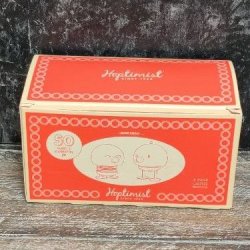 En lukket r�d og hvid pap�ske til Hoptimist Jubilee couple jubil�umspar, dekoreret med hvide cirkelm�nstre og teksten 50 years of spreading joy, stillet p� en m�rk tr�overflade.