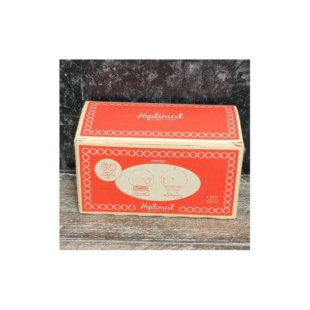 En lukket r�d og hvid pap�ske til Hoptimist Jubilee couple jubil�umspar, dekoreret med hvide cirkelm�nstre og teksten 50 years of spreading joy, stillet p� en m�rk tr�overflade.