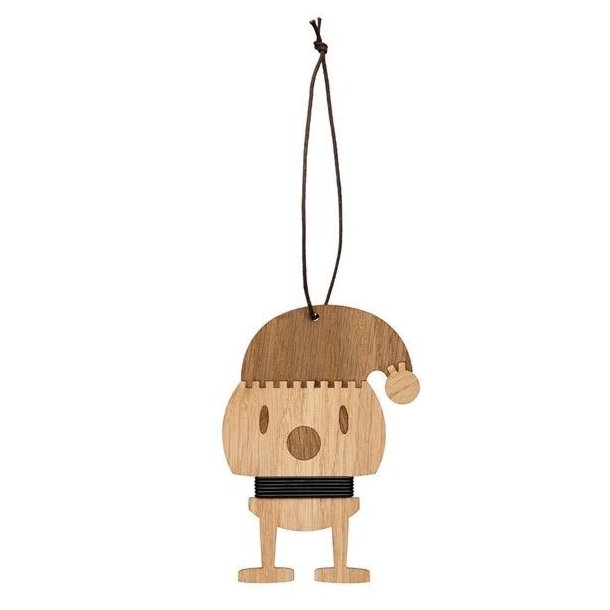 7028-01-hoptimist-julemand-trae.jpg En Hoptimist Santa julemand i m�rk egetr� med en h�jde p� 12,5 cm og bredde p� 9 cm som fladt ornament til oph�ng med en m�rkebrun snor, fritlagt p� en ren hvid baggrund.