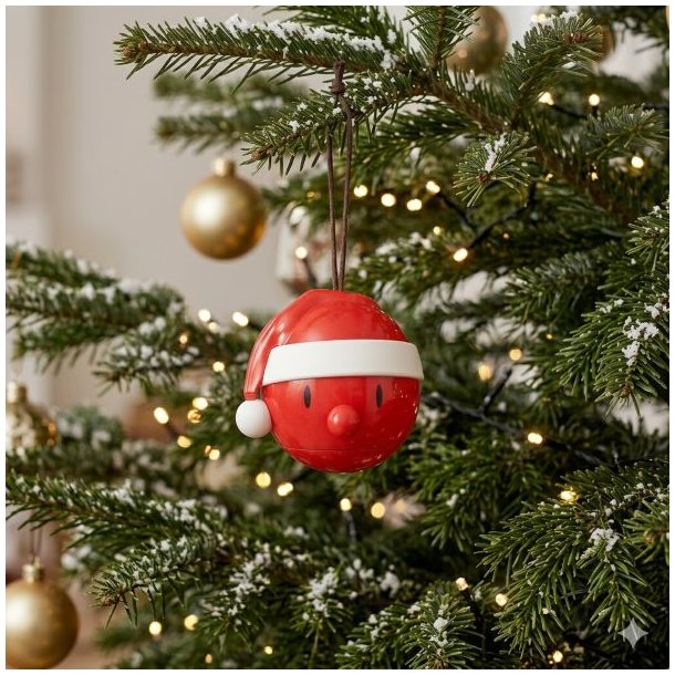 9200-40-santa-julekugle-ormament-hoptimist Et firkantet julebillede af et Red Santa ornament fra Hoptimist formet som en r�d julemand med hvid julemandshue og en diameter p� 6 cm, der h�nger i en snor p� en gr�n grangren p� et juletr� med t�ndte julelys.