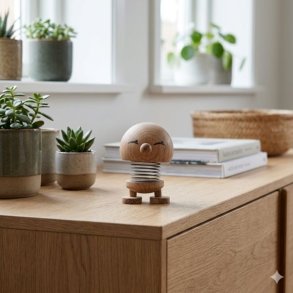 Lille Hoptimist Small Bimble i egetr� p� en sk�nk.