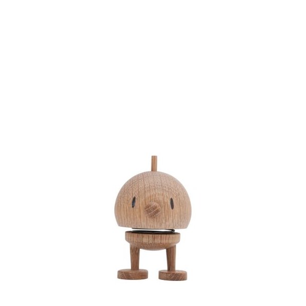 7004-01-lille-egtrae-Bumble-hoptimist En lille Hoptimist Bumble drengefigur i oliebehandlet egetr� med opm�rksomme �jne, split p� hovedet og en h�jde p� 7 cm, fritlagt p� en ren hvid baggrund.