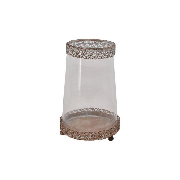 Fritlagt billede af hurricane lysestagen i jern og glas i den antikke sandfarve p� en hvid baggrund.