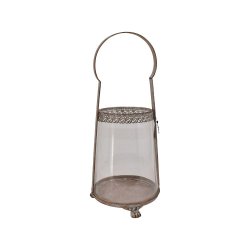 Fritlagt billede af den sandfarvede hurricane lysestage i jern og glas med hank p� en hvid baggrund.