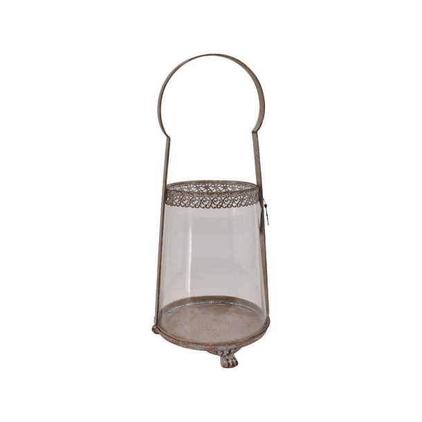 Fritlagt billede af den sandfarvede hurricane lysestage i jern og glas med hank p� en hvid baggrund.