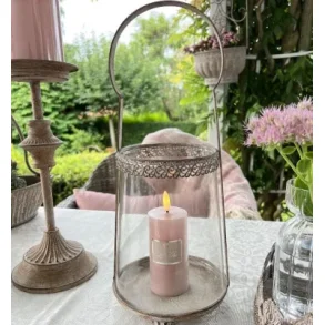 Milj�billede af den sandfarvede hurricane lysestage med hank, placeret i en hyggelig indretning med et t�ndt bloklys.