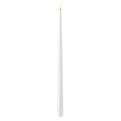 Frilagt s�t med to h�je hvide LED kertelys H38 cm i �gte stearin med t�ndt 3D flamme p� hvid baggrund.