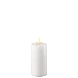 Frilagt hvidt LED bloklys i �gte stearin med t�ndt 3D flamme H12,5 cm p� hvid baggrund.