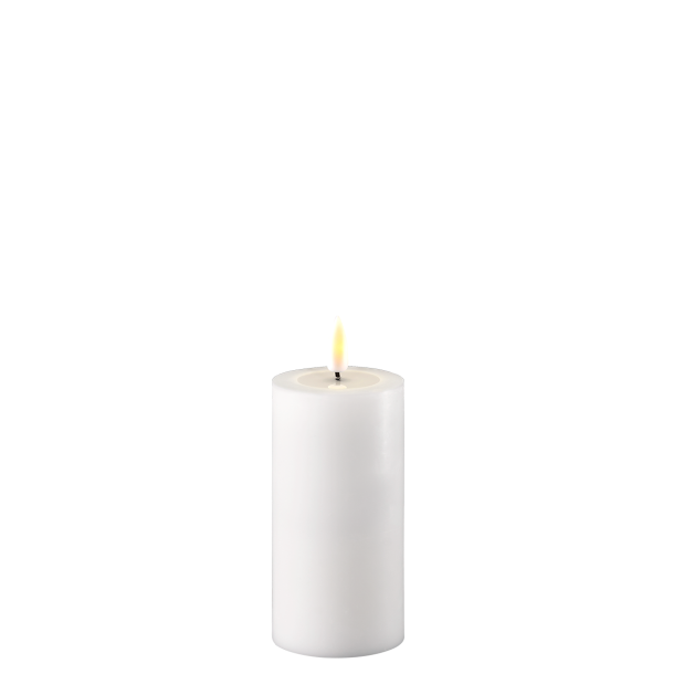 Frilagt hvidt LED bloklys i �gte stearin med t�ndt 3D flamme H12,5 cm p� hvid baggrund.