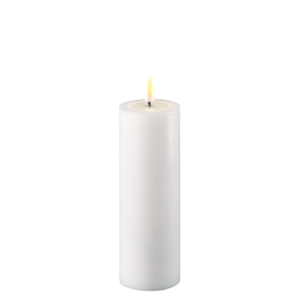 Frilagt hvidt LED bloklys i �gte stearin med t�ndt 3D flamme H15 cm.