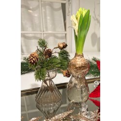 To dekorative glasvaser opstillet i en lys stue. Den klare vase rummer et blomstrende hyacintl�g, og den sandfarvede vase fungerer som en hyggelig vase til julegran