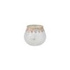 En rund fyrfadsstage i klart glas med et fint diamantm�nster og en antik guldfarvet metalkant med bladdetaljer �verst.