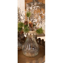 Stemningsbillede af Ivy hyacintvasen i glas med dekorativ guldkant, der st�r p� et d�kket julebord. Vasen er fyldt med grankogler og kunstig gran
