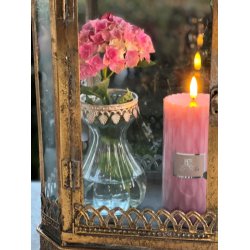 En elegant hyacintvase i glas med guldkant st�r p� et rustikt tr�bord. Vasen er pyntet med en spirende hyacint og gr�nt mos, hvilket skaber en fin for�rsstemning mod den lyse baggrund.