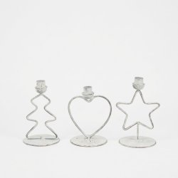 Fritlagt produktbillede af et s�t med tre jule lysestager i antique hvid metal formet som juletr�, hjerte og stjerne p� ren hvid baggrund uden lys.