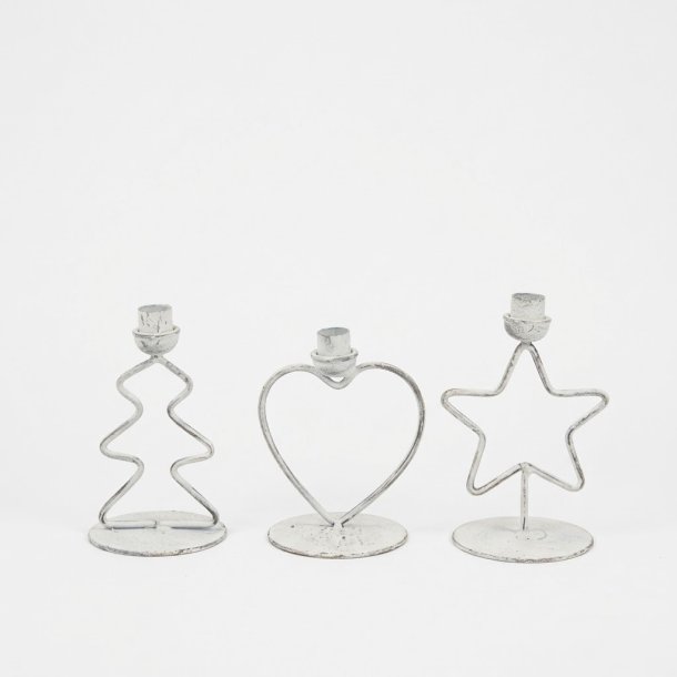 Fritlagt produktbillede af et s�t med tre jule lysestager i antique hvid metal formet som juletr�, hjerte og stjerne p� ren hvid baggrund uden lys.