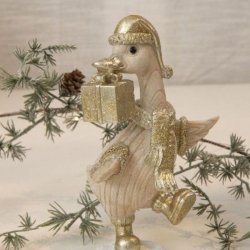 dekorationsand med guldfarvet nissehue og en gylden julegave