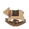 En frilagt julefigur af en lyser�d gyngegris p� en gyngehest af tr�. Gyngegrisen b�rer en r�d- og hvidternet sl�jfe, et gr�nt d�kken med kristtornmotiver, og der ligger to bunter k�vler bundet sammen med r�dt b�nd og en lille gren ved grisens f�dder p� gyngehesten.