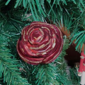 Julekugle - ornament som en rose/blomst med clips - blush r�d