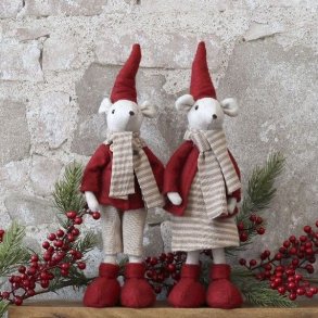 Stemningsfuldt milj�billede af to st�ende julemus i r�d og gr� placeret p� en tr�bakke pyntet med grangrene og r�de b�r.