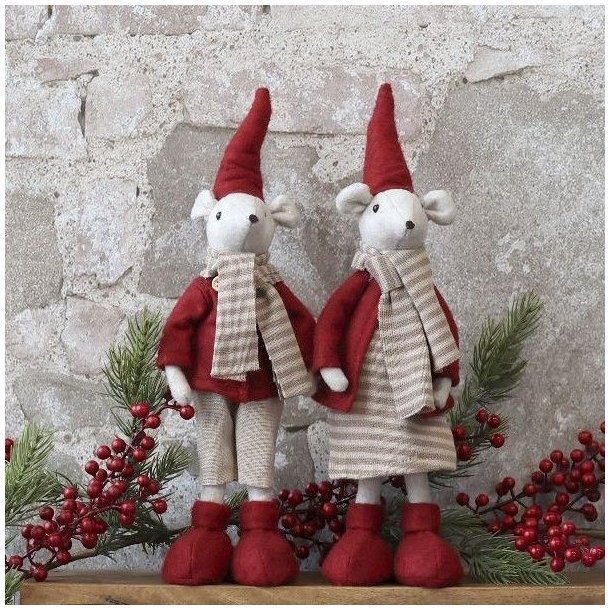 Stemningsfuldt milj�billede af to st�ende julemus i r�d og gr� placeret p� en tr�bakke pyntet med grangrene og r�de b�r.