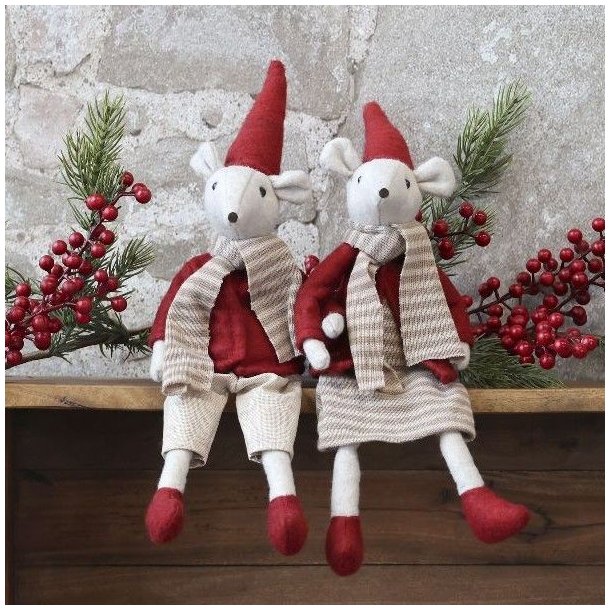 Stemningsfuldt milj�billede af to siddende julemus i r�d polyester placeret p� en tr�kasse omgivet af grangrene og r�de b�r.