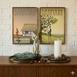 kaerestepar-figur-miljoe Milj�billede af en romantisk k�restepar figur placeret p� en tr�sk�nk. Figuren st�r foran to plakater med teksten DANMARK, omgivet af dekorative bakker, et hvidt stearinlys og fyrfadsstager, hvilket skaber en hyggelig og romantisk atmosf�re.
