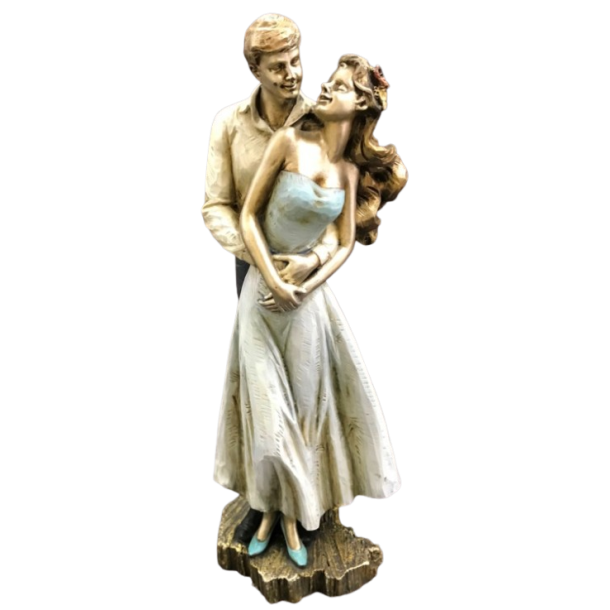 kaerestepar-figur-polyresin figur af et k�restepar der st�r t�t omslynget, udf�rt i detaljeret polyresin.