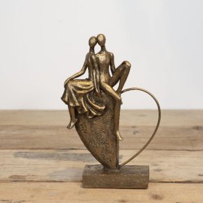 Gylden k�rlighedsfigur forestillende et par der st�r p� et stort hjerte.