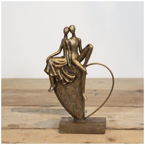 Gylden k�rlighedsfigur forestillende et par der st�r p� et stort hjerte.